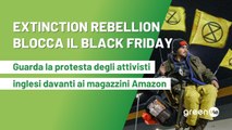Extinction Rebellion blocca il Black Friday. Guarda la protesta degli attivisti inglesi davanti ai magazzini Amazon