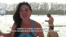 Nuotatrici impavide si tuffano nel fiume ghiacciato russo per temprare corpo e spirito