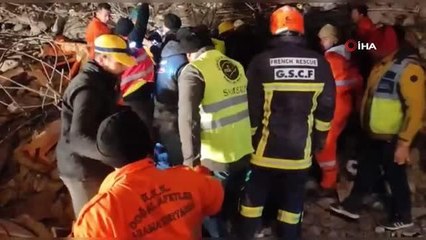 Depremden 87 saat sonra 13 yaşındaki Meryem sağ olarak kurtarıldı