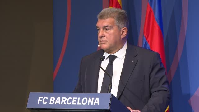 Emotivo minuto de silencio por Marcos Alonso al inicio de la comparecencia de Laporta