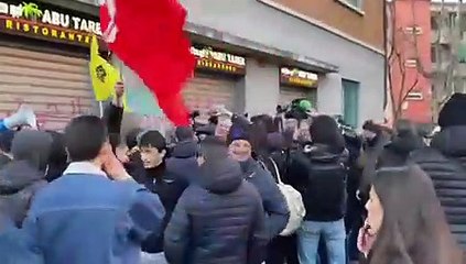 Milano, uno dei momenti della contestazione a Salvini - Video