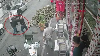 İSTANBUL-FATİH'TE DERNEK ÇALIŞANLARININ KAVGASI KAMERADA
