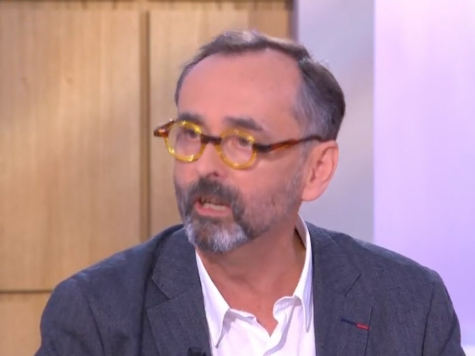 "Ils me font chier ces écolos de merde !” : Robert Ménard dérape en direct dans C à vous