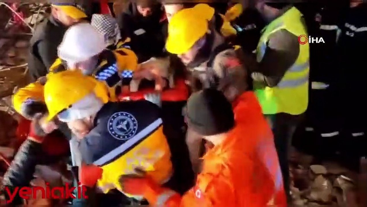 87 saat sonra mucize! 13 yaşındaki kız çocuğu enkazdan böyle kurtarıldı