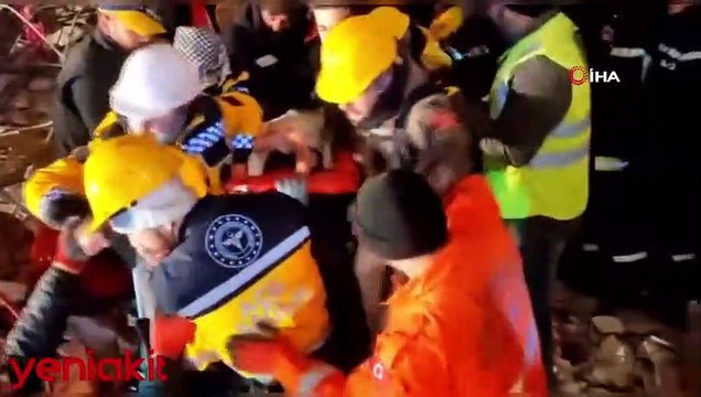 87 saat sonra mucize! 13 yaşındaki kız çocuğu enkazdan böyle kurtarıldı