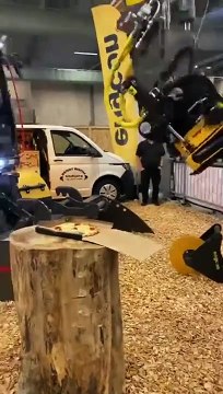 Ce conducteur de pelleteuse est vraiment très précis