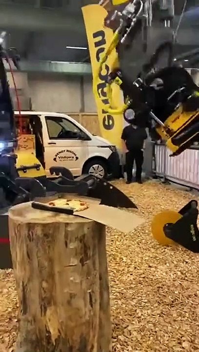 Ce conducteur de pelleteuse est vraiment très précis