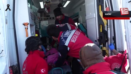 Enkazdan 150'nci saatte kurtarılan minik kız helikopter ambulansla Adana'ya gönderildi