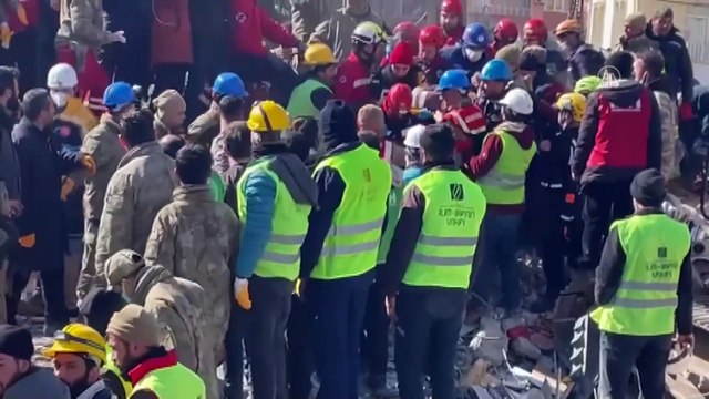 Adıyaman | Depremden 152 saat sonra Elif ve Rabia Kırmızı kardeşler enkazdan sağ kurtarıldı