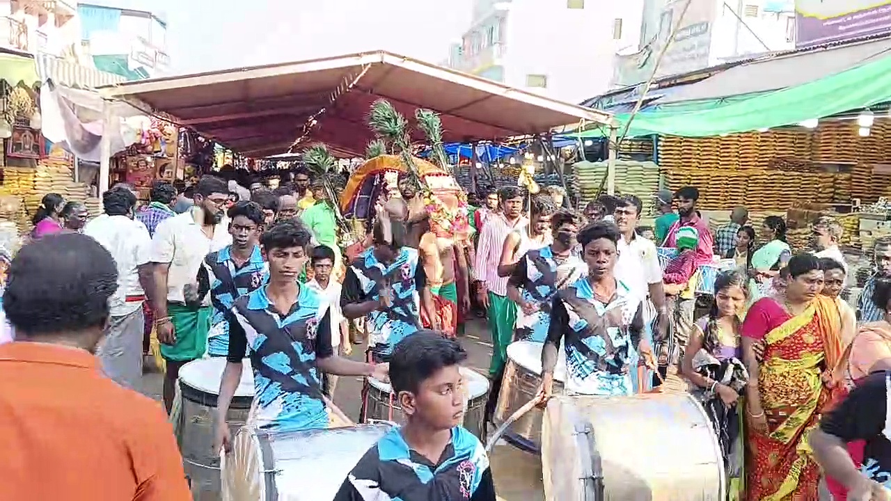 Palani : பழனி முருகன் கோவிலில் அலைமோதும் பக்தர்கள் கூட்டம் - நீண்ட நேரம் காத்திருந்து தரிசனம் !!