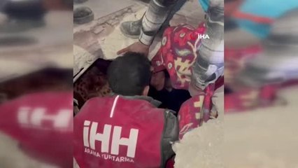 Depremin 83. saatinde enkazın altından sağ çıkarıldı: "Size kahve yapacağım"