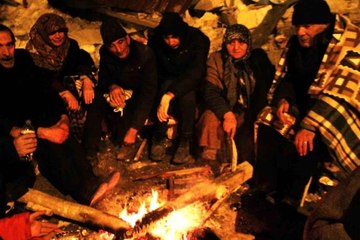 Eksi 9 derecede enkaz bölgesinde ateş başında bekliyorlar