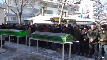 Enkaz altından birbirine sarılı olarak çıkarılan baba ve kızına acı veda