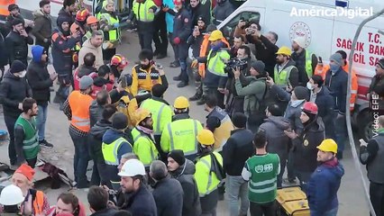 El tiempo se agota para los rescatistas tras el terremoto en Turquía y Siria