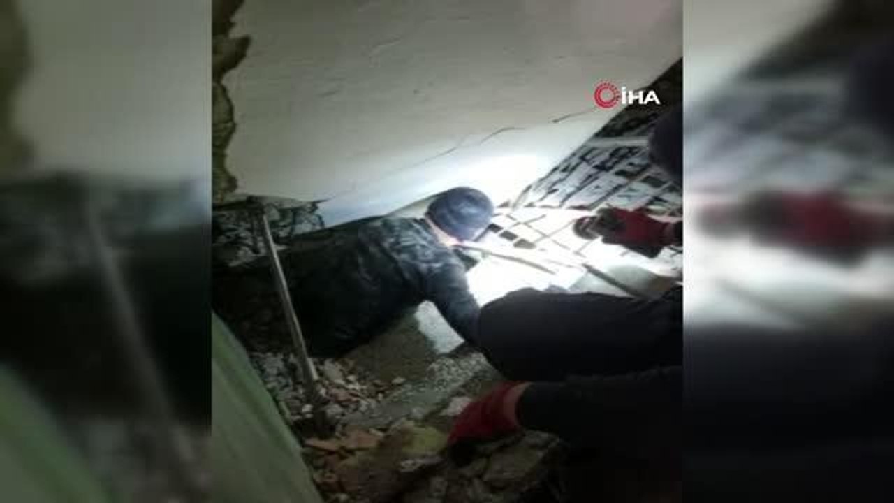 Hatay'da 78 yaşındaki kadın enkaz altından böyle çıkarıldı
