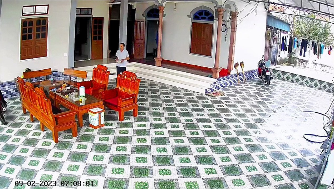 Mẹ mất, con gái nghẹn ngào nhìn bố lủi thủi trong ngôi nhà rộng rãi