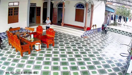 Mẹ mất, con gái nghẹn ngào nhìn bố lủi thủi trong ngôi nhà rộng rãi