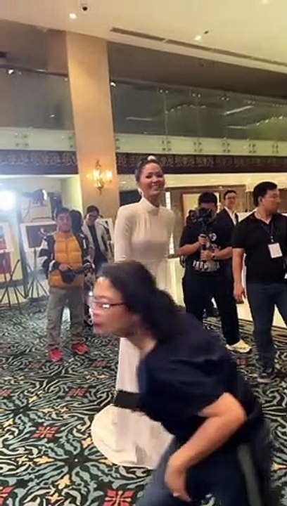 Hoa hậu H'Hen Niê khoe eo thon, dáng nuột trong chiếc đầm bó sát