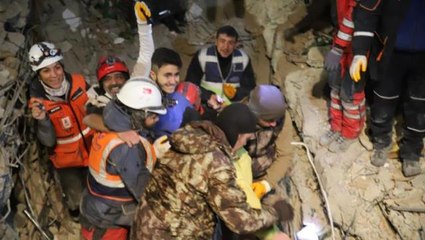 94 saat sonra enkaz altından yürüyerek çıktı, yakınlarını bekleyenlere umut oldu