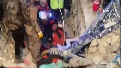 94 saat sonra enkaz altından yürüyerek çıktı