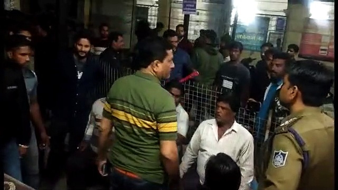 देर रात चाकू मारकर एक युवक की हत्या देखे Video