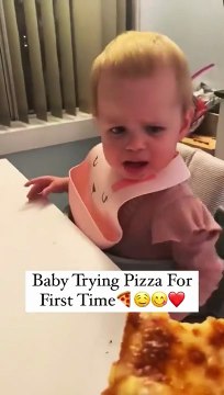 Ce Bébé goute la pizza pour la première fois... réaction mythique