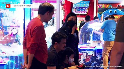 Asyiknya Jokowi Beli Baju Baru Buat Cucu di Mal Medan