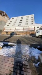 Depremde bütünüyle geriye yatmış bina gündem oldu