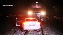 Uşak'ta yük treninin çarptığı otomobildeki 2 kişi yaralandı
