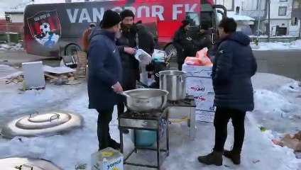 Vanspor yönetimi, deprem bölgesinde yemek dağıtımı yapıyor