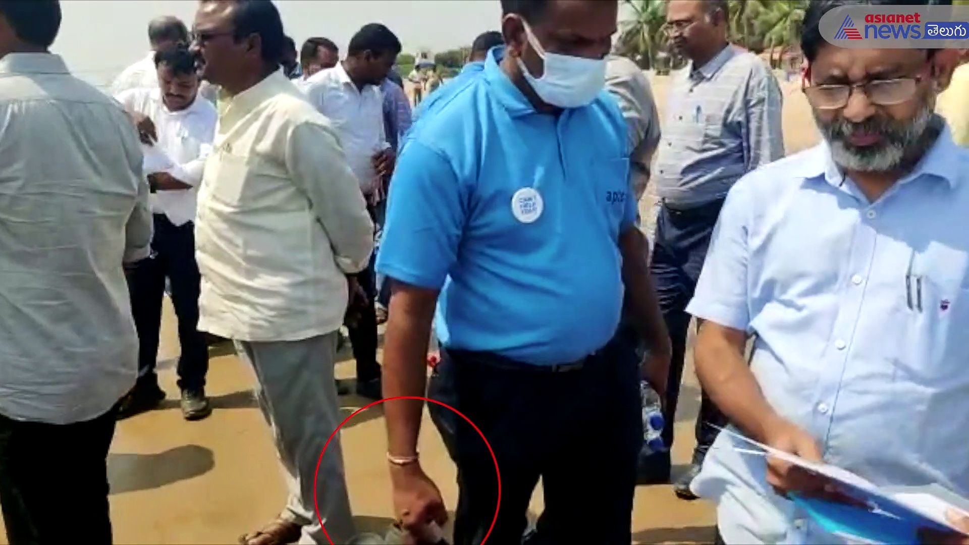 మరో వివాదంలో  రోజా... ఉద్యోగితో చెప్పులు మోయించిన మంత్రి...