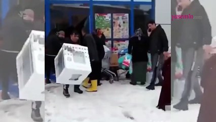 Depremden sonra utandıran görüntüler! "Onu yiyecek misiniz?"