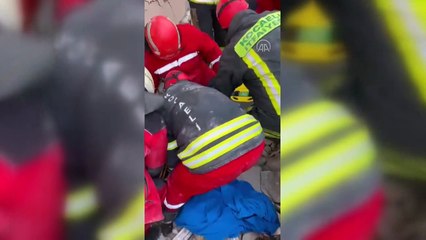 Hatay'da bir kişi enkazdan 98 saat sonra kurtarıldı!