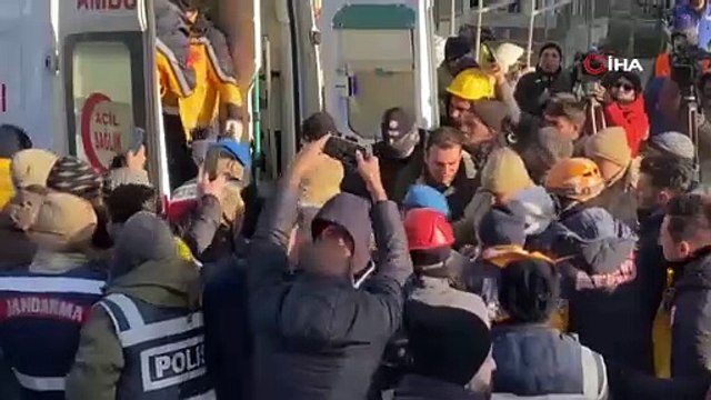 100 saat sonunda gelen mutluluk! Anne ve evladı böyle kurtarıldı