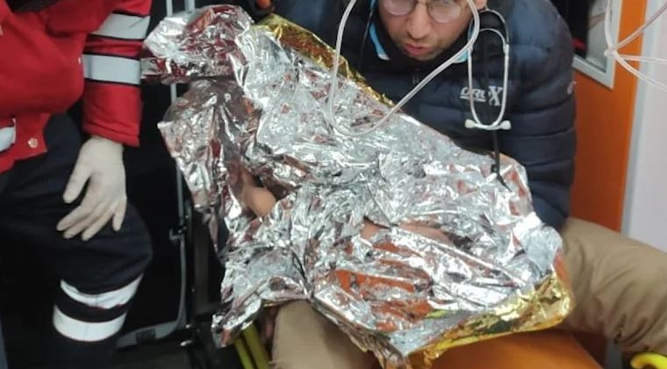 10 günlük Yağız Ulaş bebek 90 saat sonra annesiyle birlikte enkazdan çıkarıldı