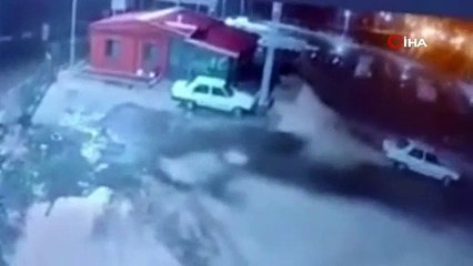 Deprem anı kamerada: Araçlar beşik gibi sallandı