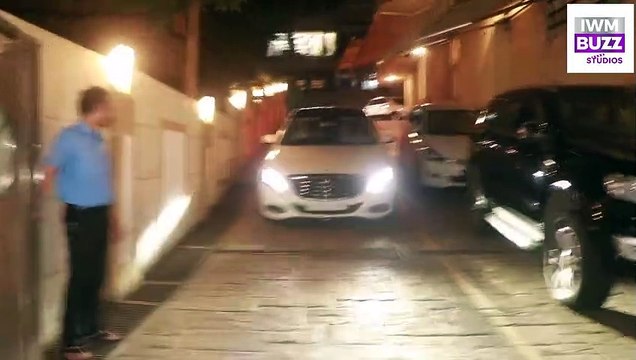 Shahrukh Khan, Gauri Khan & Aryan At SRK's Manager Pooja Dadlani's House Warming Party