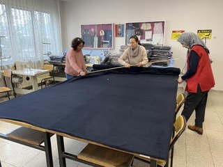 ÖĞRETMENLER DEPREMZEDELER İÇİN BATTANİYE VE BERE ÜRETİYOR