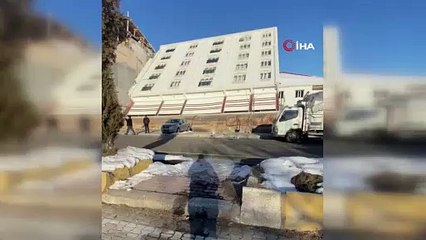 Uzmanlar bile şaşkın! Depremde yan yatan bina şoke etti