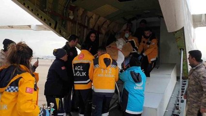 Mehmetçik, Adıyaman'da kurtarılan depremzedeleri Ankara'ya ulaştırdı