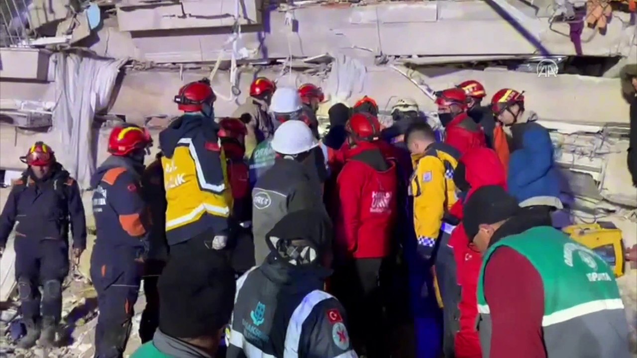 90. saatte yeni bir umut: Hatay'da 5 yaşındaki kız ve babası kurtarıldı