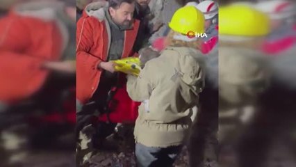 90 saat sonra enkazdan baba ve 5 yaşındaki kızını sağ kurtardı