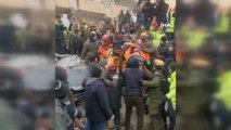 İsrail arama kurtarma ekibi 102 saat sonra 1 yaralıyı enkazdan çıkardı