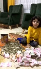 Minik Arin kumbarasını depremzedeler için bağışladı