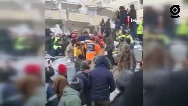 İsrail arama kurtarma ekibi 102 saat sonra bir vatandaşı enkazdan sağ çıkardı