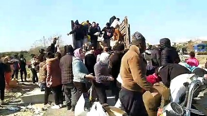 Depremzedeler yardım alabilmek için arabaların olduğu yerlere geliyor