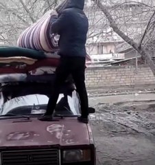 Aracının üzerine yorganları yükledi: Azerbaycan'dan Türkiye'ye yardım gönderdi