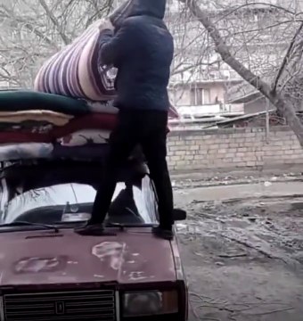 Aracının üzerine yorganları yükledi: Azerbaycan'dan Türkiye'ye yardım gönderdi