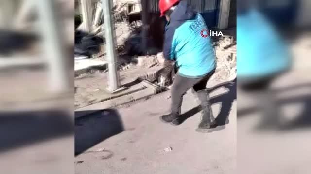 Kuşlarımı kurtarır mısınız? diyen çocuğun 3 muhabbet kuşu enkazdan çıkarıldı