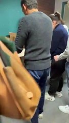 Britanya Başbakanı Rishi Sunak, depremzedelere yardım toplama çalışmasına katıldı